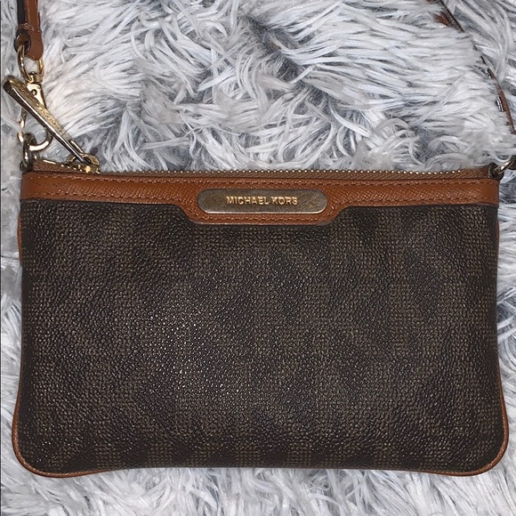 MICHAEL KORS wristlet - Picture 3 of 9